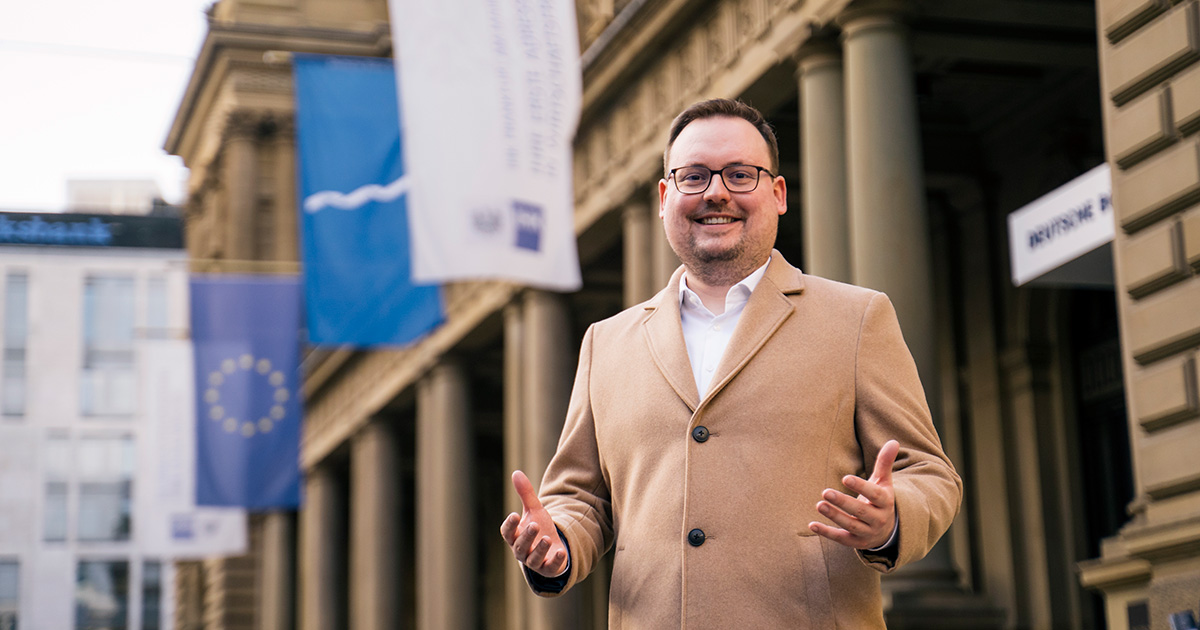 Caspar Felix Hoffmann vor der IHK Frankfurt am Main am Börsenplatz Caspar Felix Hoffmann vor der IHK Frankfurt am Main am Börsenplatz